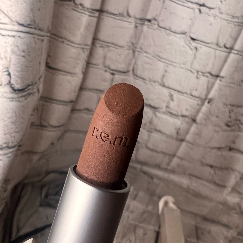 R. E. M. Matte Lipstick- on your collar - Picture 4 of 7